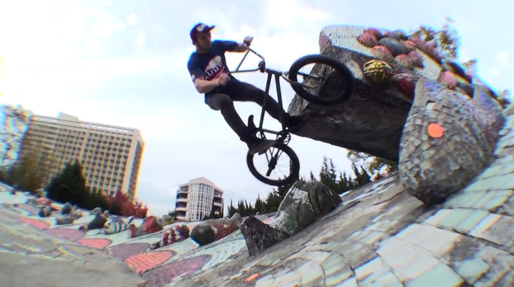 Ilyas Ganzhaev hat mit der Stress-Crew die Straßen von Sochi unsicher gemacht und auf der lokalen Skaterbahn einen Pegs to Hard 540 rausgehauen.