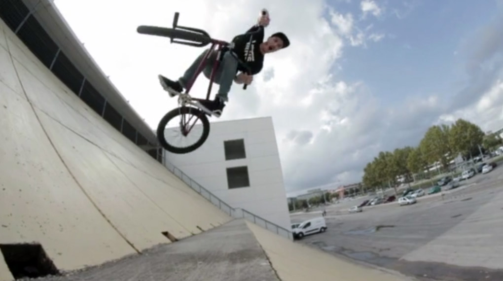 Gibt es ein Leben jenseits von Flatrails und Ledges? JA! Justin Fouque führt uns in diesem schönen Video in die hohe Kunst des Carvens ein.