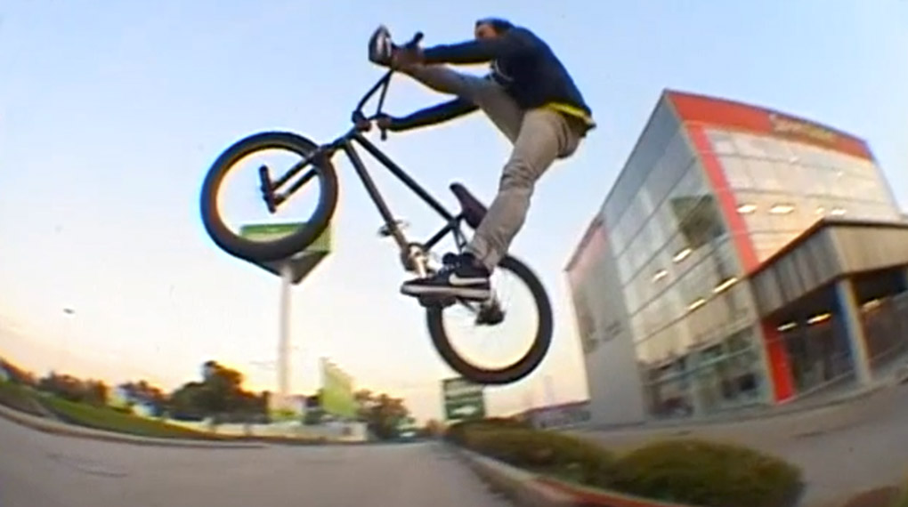 BMX aus Wien: Mit Kevin Wollek durch die Straßen der österreichischen Hauptstadt und am Prater-Plaza wird auch mal vorbeigeguckt. Mehr dazu im Video.