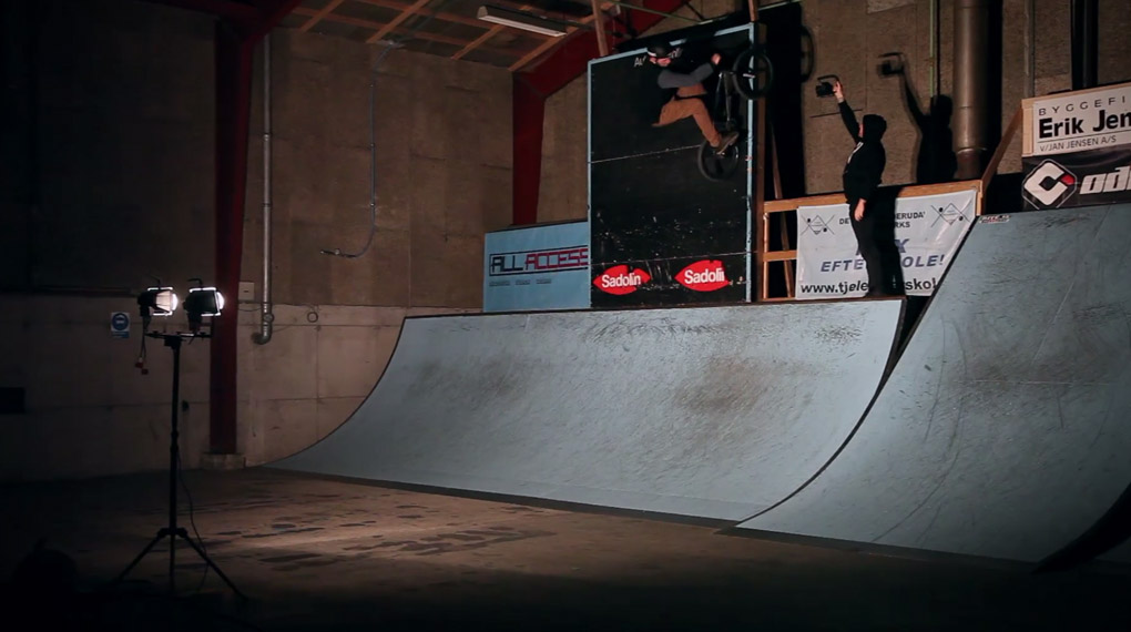 Lasse Søltoft, Chris Clausen und Martin Paarup von der Mad Chills Crew haben sich eine Privatsession im All Access Indoorpark gegönnt. Mehr dazu im Video.