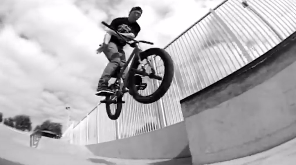 Matt Ray macht in diesem Video mit dem Betonpark von Tempe kurzen Prozess. Gibt es irgendetwas, was die neuste Wunderwaffe von Subrosa nicht kann?!