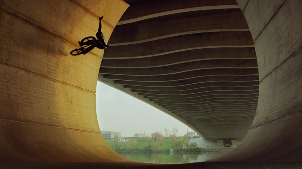 Der tschechische Tausendsassa Ondra Slez zerlegt für dieses Video einige der epischsten Spots in Europa und steht uns anschließend Rede und Antwort.