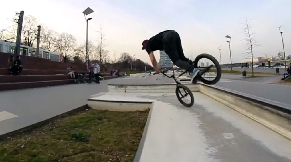 Louis Zimmer, Niklas Beyer, Robin Heiderich und Christian Heger vom Peoples Store gönnen sich eine Plazasession am Kap 686 im Kölner Rheinauhafen.
