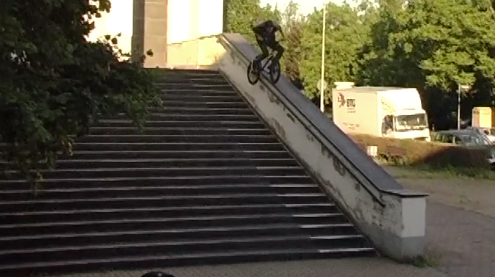 So wird das gemacht! Der Australier Raphael Jeroma-Williams hat auf seinem Wohnmobiltrip durch Europa eine Spur der Verwüstung hinter sich hergezogen.