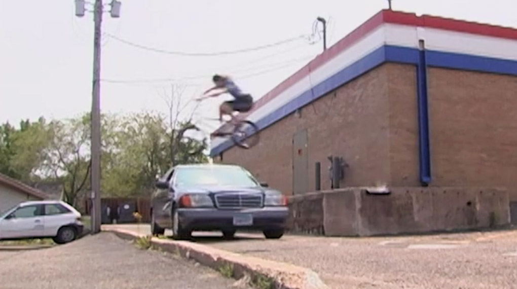 Zu den Highlights in diesem Video von Reed Stark für den Felgenhersteller Sun Ringle gehört neben dem mutigen Ende ein Bunnyhop über einen fahrenden Benz.