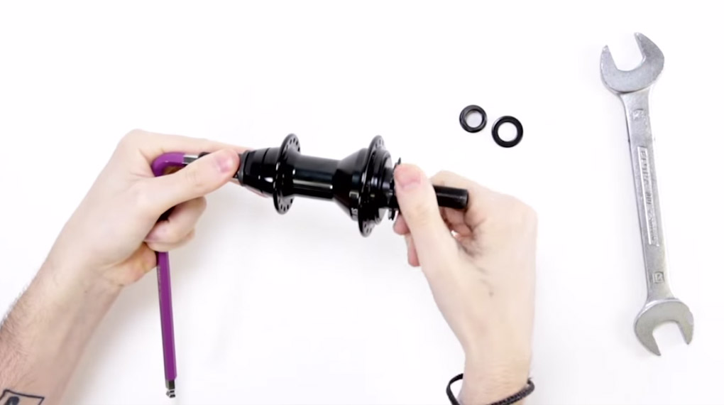 Den SaltPlus Trapez Freecoaster kannst du in wenigen kinderleichten Schritten zu einer Kassettennabe umbauen. In diesem Video erfährst du, wie.