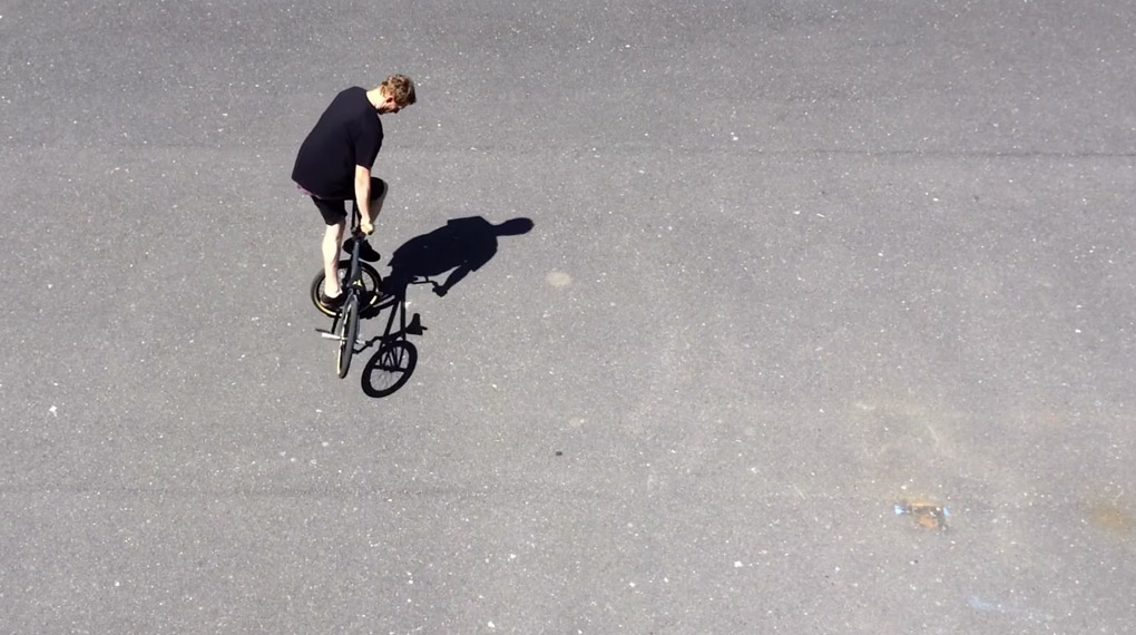 Sebastian Grubinger hat während seines Urlaubs auf La Gomera nicht nur faul am Strand rumgehangen, sondern auch ein paar Flatlandcombos gefilmt.
