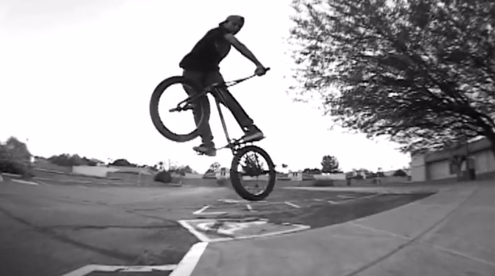 Während eines Filmtrips nach Arizona gönnen sich Lahsaan Kobza, Kyle Hart und Hoang Tran eine Auszeit, um einen nahezu perfekten Curbspot zu fahren.