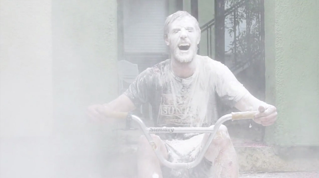 Chris Childs hat bei den Dreharbeiten zum Promovideo für den Jackal Bar von Sunday Bikes schwer gelitten und ist dafür nicht mal auf sein Rädchen gestiegen.