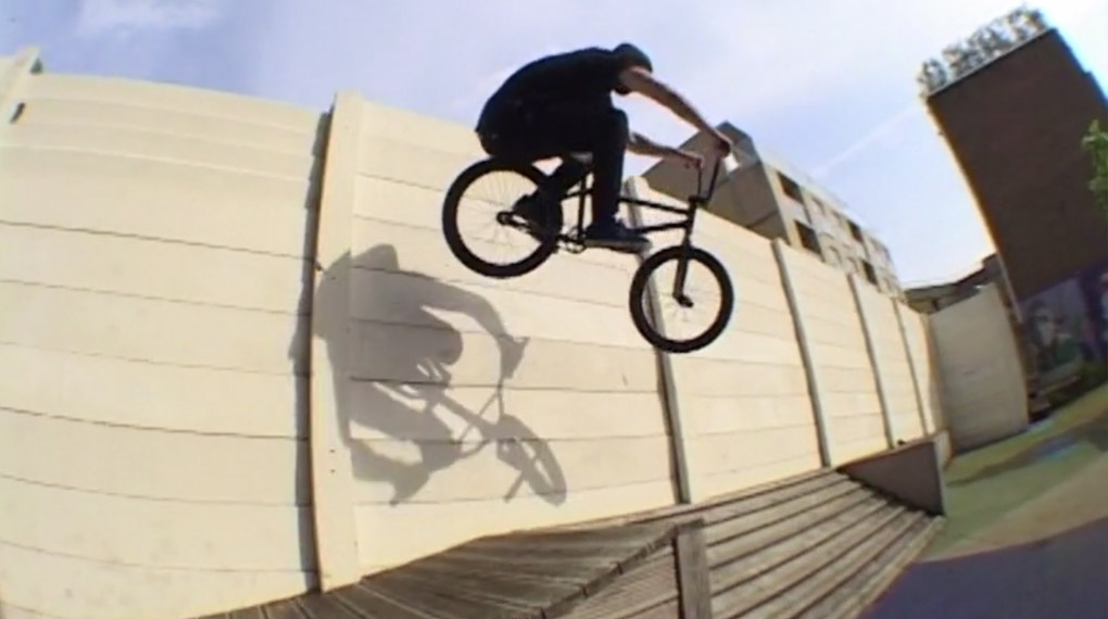 Zeitloser Style und eine neue Webseite. Tom Sanders macht in diesem Video für den United Region Frame Werbung für beides. Guter Mann!