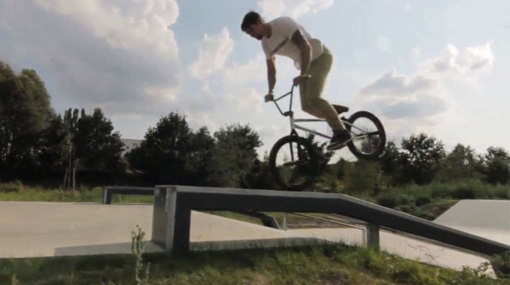 Entspannte Sonnenscheinsession mit Benedikt Bagger, Andrej Mitic und dem Rest der Cama Crew am Skateplaza in Berlin-Wartenburg. Mehr dazu im Video.