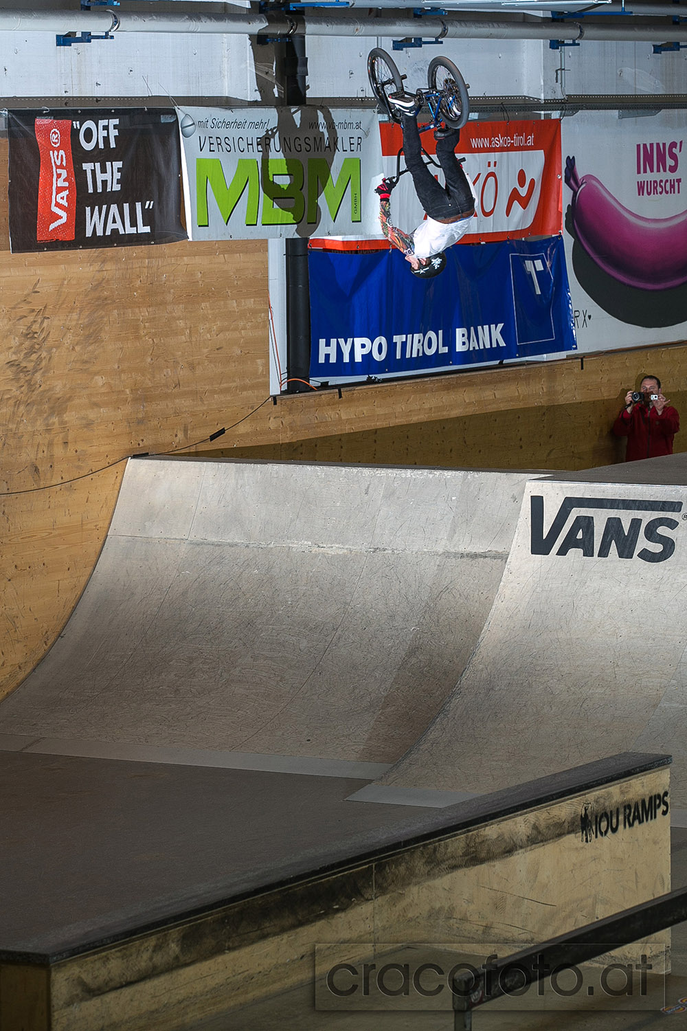 Bernd Kaufmann mit einem Barrel Roll über die Spine in der WUB Skatehalle Innsbruck