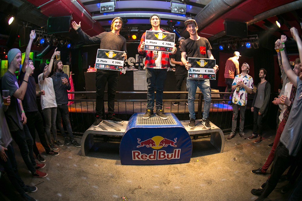 Die Gewinner der 20inch Trophy 2015 in der WUB Skatehalle Innsbruck heißen JB Peytavit (links), Bobo Ujvari (Mitte) und Bernd Kaufmann (rechts).