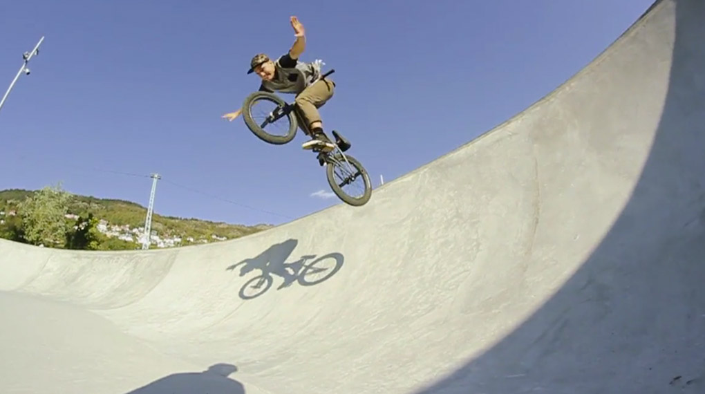 Adrian Malmberg ist einer der besten BMX-Fahrer Schwedens. Hier sind ein paar Clips, die der Streetweltmeister von 2012 rumfliegen hatte.