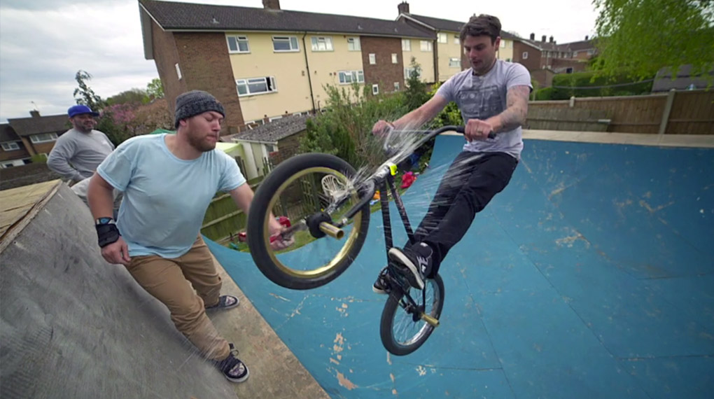 Manche Sachen kann man sich einfach immer wieder angucken. Der Trick, wie man eine Bierfalsche an einem fahrenden BMX-Rad öffnet, gehört definitiv dazu!