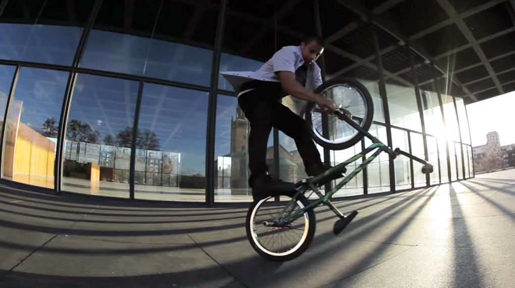 Camilo Gutierrez ist neu im Team der peruanischen Klamottenfirma Gzuck. Zur Begrüßung gibt es eine flatlandlastige Stadtrundfahrt durch Berlin.