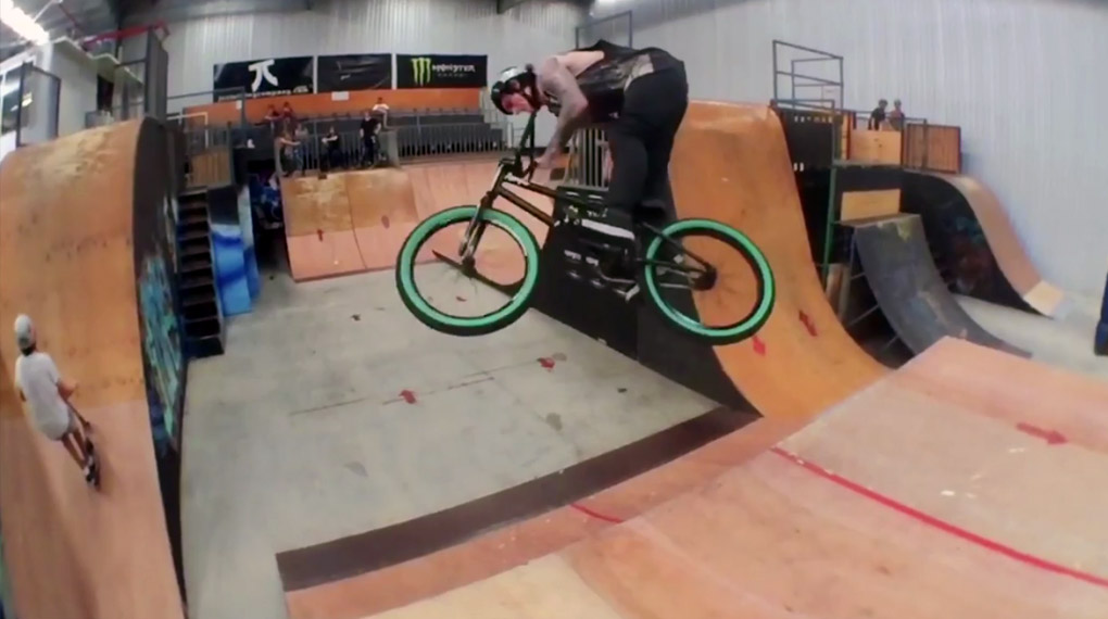 Unfassbares Video mit fünf Minuten unmöglicher Footjamwhipvariationen und zahllosen anderen Sauereien von dem Liptrickgott Chance Brejnakowski.