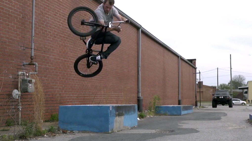 In dieser Folge der #FOURCLIPFRIDAY-Videoserie von wethepeople lässt Dan Foley BMX an kleinen Curbs einmal mehr verdammt gut aussehen. Überzeug dich selbst!