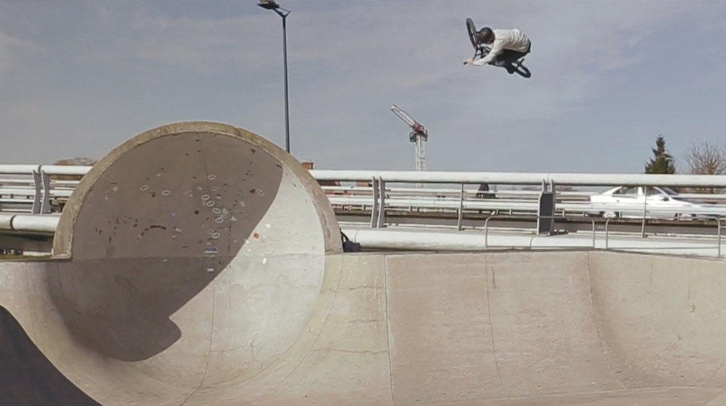 Sauerstoffmasken raus! Dean Cueson, Angus Gough und Brad McNicol schnuppern in diesem Video für Haro Bikes in Nordfrankreich, Belgien und Holland Höhenluft.