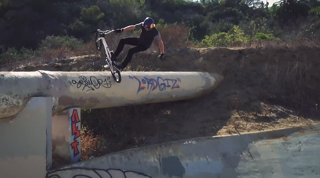 BOOM! Komplette Eskalation auf Street, Dirt, Rampen und sogar Racetracks – Drew Bezanson haut in diesem Edit für DK Bicycles mal wieder mächtig einen raus.