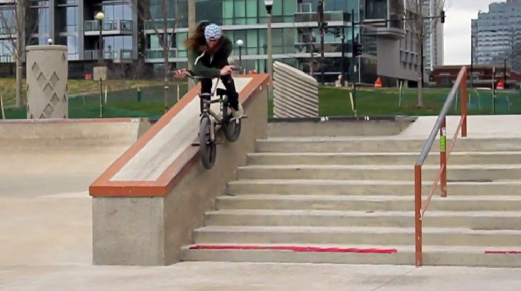 Glenn Salyers hat sich den größten Lenker geschnappt, den er finden konnte, und ist damit eine Session im Grant Skate Plaza in Chicago gefahren.