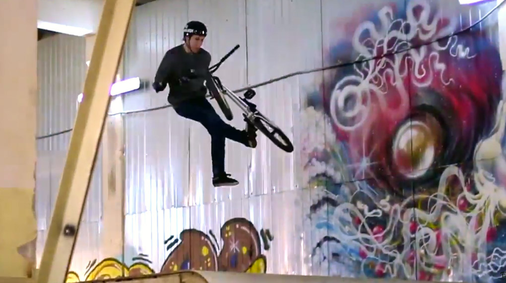 Irek Rizaev aus Russland hat für Total BMX ein Video gefilmt, in dem es vor WTF-Momenten nur so wimmelt. Pflichtlektüre – nicht nur für Rampenfahrer!