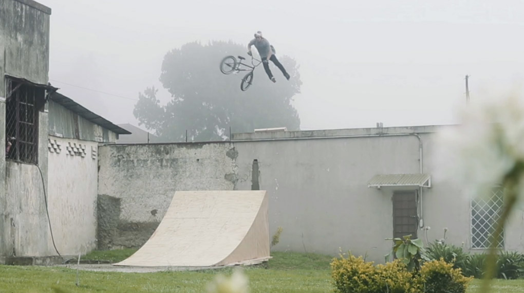 Daniel Dhers und Kenneth Tencio fahren eine Session in einem verlassenen Sanatorium. Willkommen bei Red Bull Haunted Ride.