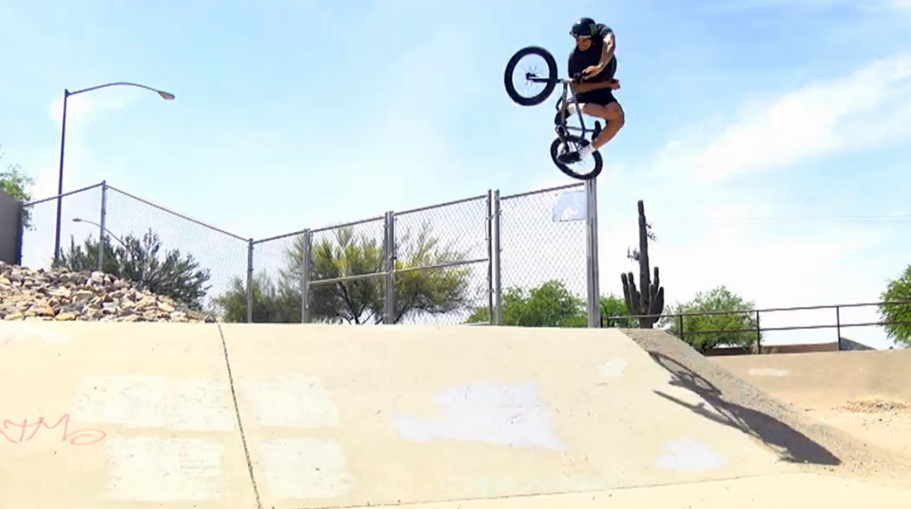 Kevin Peraza und Justin Spriet sind die Letzten, die eine entspannte Ditchsession ausschlagen würden. In diesen beiden Videos siehst du, warum das so ist.