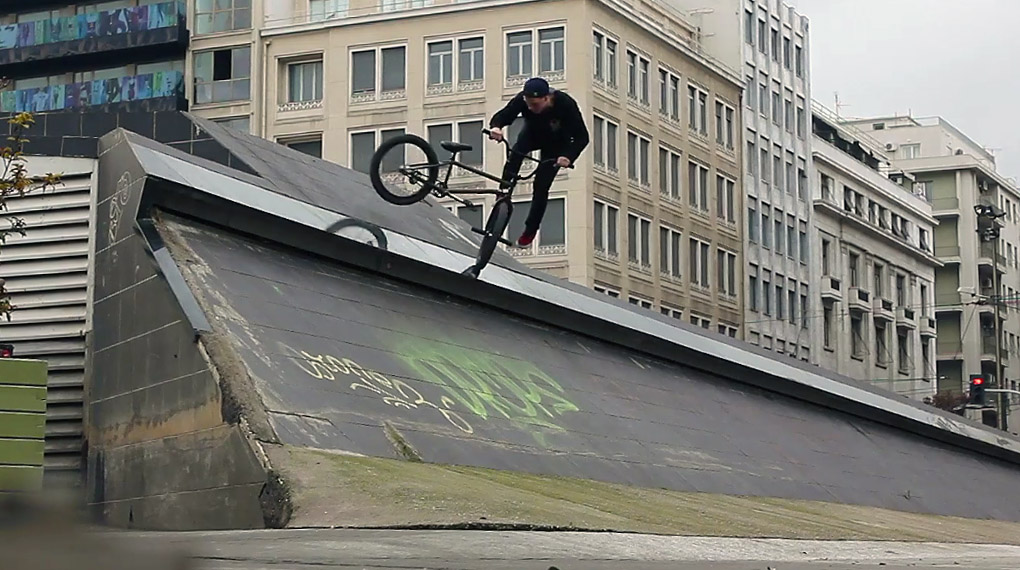 "Lost in Athens" zeigt Vita Kacha, Franta Marsalek, Michal Smelko, Jason Eusthatiou und David Budko auf den Straßen der Hauptstadt Griechenlands.
