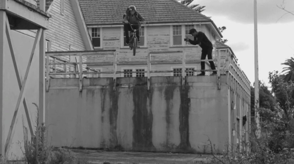 Matt Allpress hat während der Dreharbeiten zu seinem Welcome-Edit für BSD zeitweilig seinen Geruchssinn verloren. Kein Wunder, bei dem Handrailprogramm.