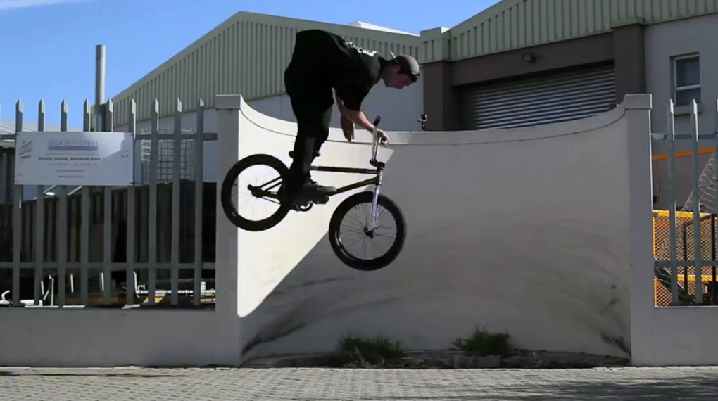 Vans heißt Maxime Charveron im Europateam willkommen. Seinen Welcome-Edit hat der französische Universalgelehrte in Südafrika gefilmt. Et voilà!