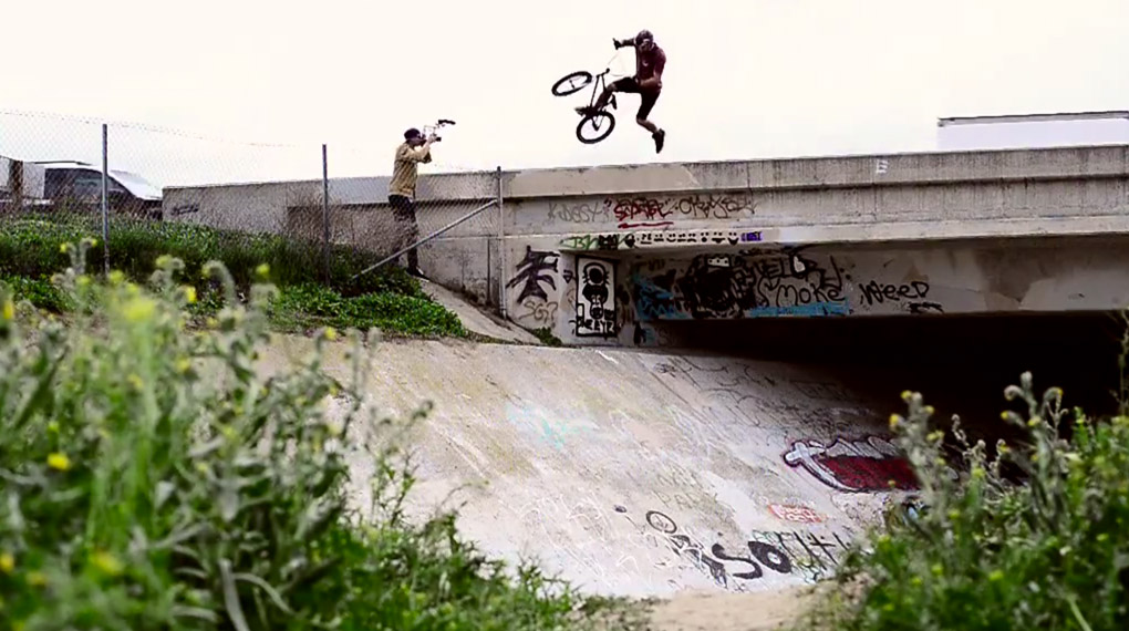 Nathan Sykes hat nicht nur den Boost, sondern beherrscht auch die hohe Kunst, Goofy Table Tops gut aussehen zu lassen. Hier ist sein Welcome-Edit für Colony.