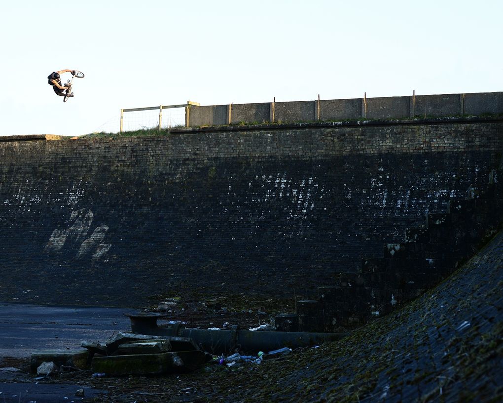 An diesem legendären Spot hat Ryan den epischen Ender für das erste Video von seiner neuen Firma, The Industry, gefilmt. Zum Aufwärmen für den Flair Drop gab es einen Euro Table.