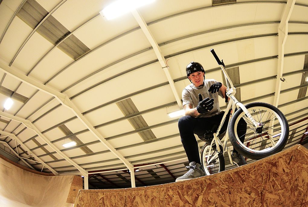 Siehst du den Vertwall mit der eingelassen Quarter links hinten? Für Ryan Taylor der perfekte Spot für einen weiteren Flair Drop In.