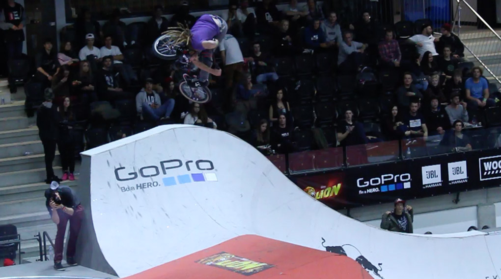 Die Vorläufe auf der Simple Session 2015 waren wild! Mehr dazu in diesem Video mit Drew Bezanson, Larry Edgar, Mike Varga, Devon Smillie, Alex Kennedy uvm.