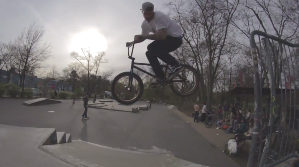 Seitdem Stephan Götz nach Berlin gezogen ist, genießt er die vielen Spots in der Hauptstadt. Hier ist ein Video von einer Session im Hasenheide Skatepark.