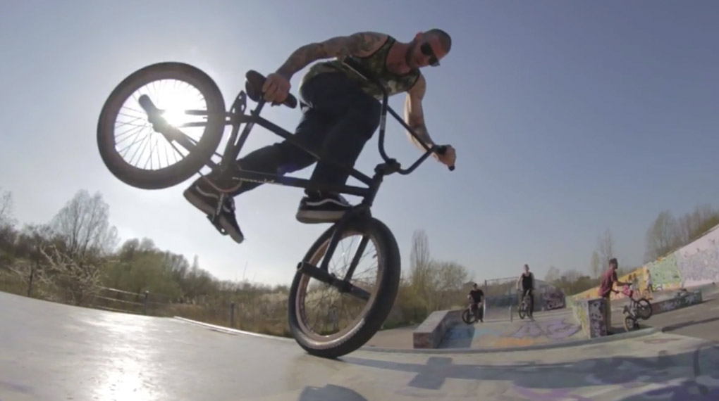 Die Ride with Friends Crew aus Berlin hat neulich einen Ausflug nach Marienfelde/Lichtenrade unternommen, um dort die örtlichen Skaterbahnen auszuchecken.