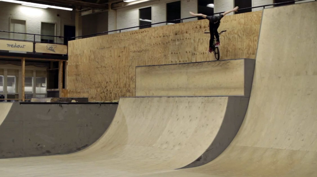 Es ist wirklich nicht mehr feierlich, wie Tom van den Bogaard im 040 BMX Park abgeht. Glaubst du nicht? Dann überzeug dich in diesem Video selbst davon.