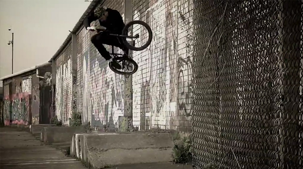 Kleine Klamottenfirma, hochkarätiges Team: Die Jungs von Antidote Brand waren für dieses Video unter anderem auf den Straßen von Berlin unterwegs.