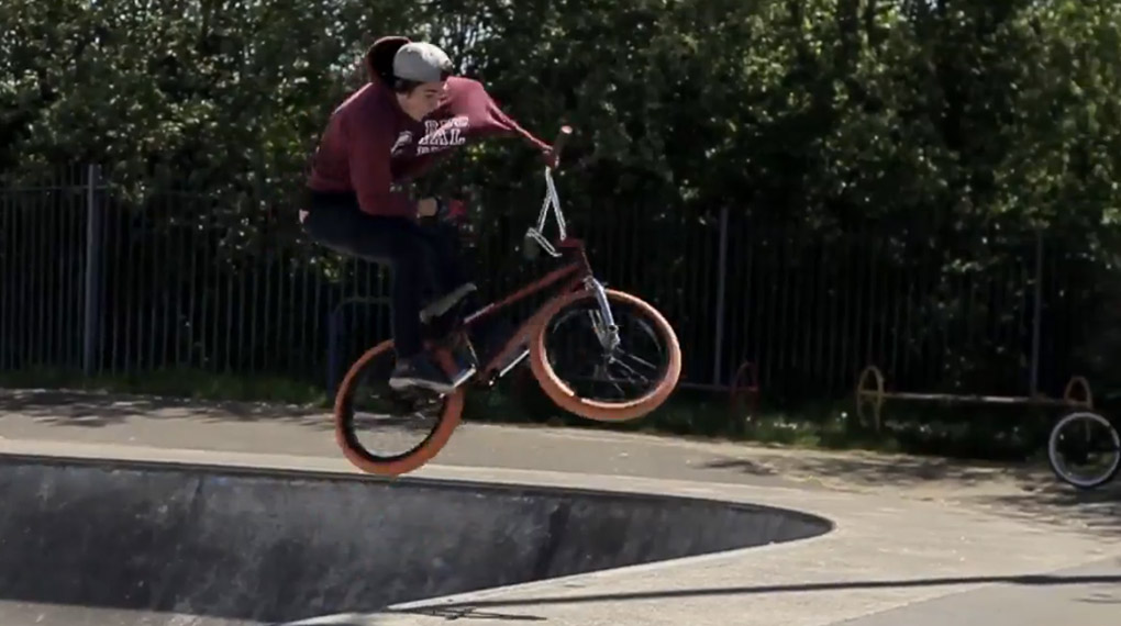 Der 17jährige Jack Dumper aus Großbritannien kam einarmig zur Welt. 360s, Barspins und Rails kann er trotzdem ohne Probleme. Mehr dazu in diesem Video.