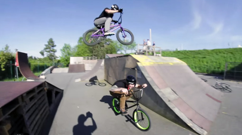 Ondra Slez und Zdenda Pesek zeigen in diesem Video, wie Teamwork auf Tschechisch aussieht.