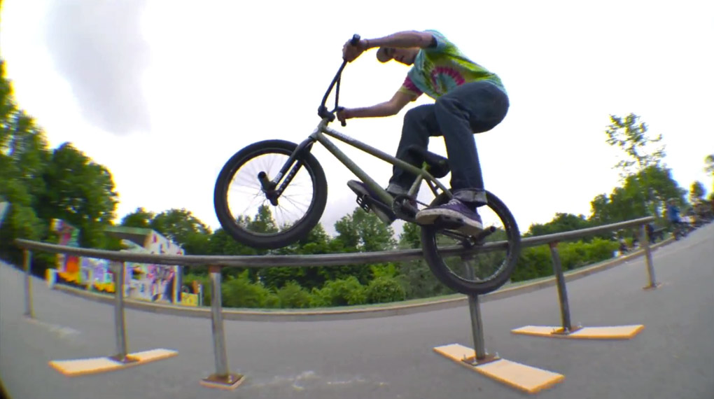 Beim Fame Jam 2015 in Herne wurde nicht nur Fuß-, Feder- und Völkerball gespielt, sondern auch ziemlich gut BMX gefahren. Mehr dazu in diesem Video.