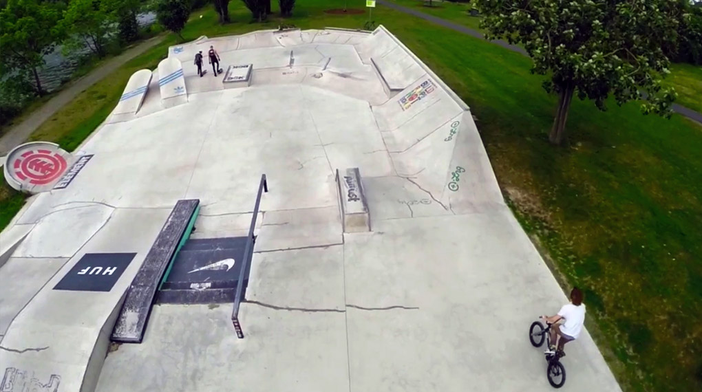 Drei Typen – drei kleine Fahrräder – viele kleine Curbs. Leonard von Brenndorff, Lukas Königer und Markus Gopp haben Spaß am Skateplaza in Würzburg.