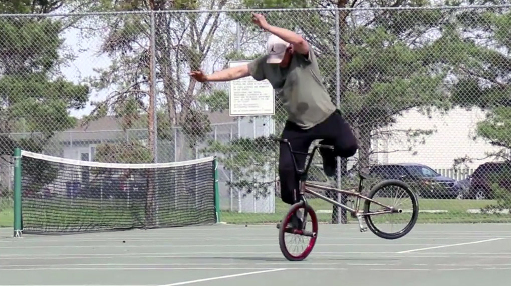 Flatland für Fortgeschrittene: Brandon Derbowka macht in diesem Video sieben Suicide Whiplashes hintereinander. Hammerhart!