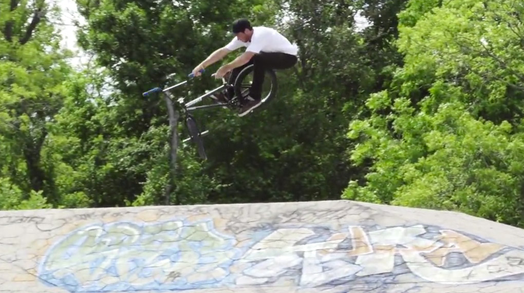 Brett Silva ist neu im Team von Sunday Bikes und zerlegt zum Einstand ein paar Spots in Austin, Texas. Hier geht