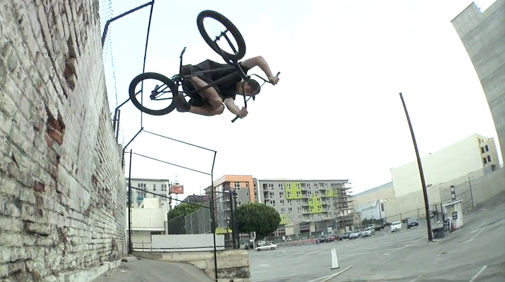 Dan Foley unterzieht die wethepeople Royal Crank einem Härtetest. Mehr dazu in diesem Promovideo.