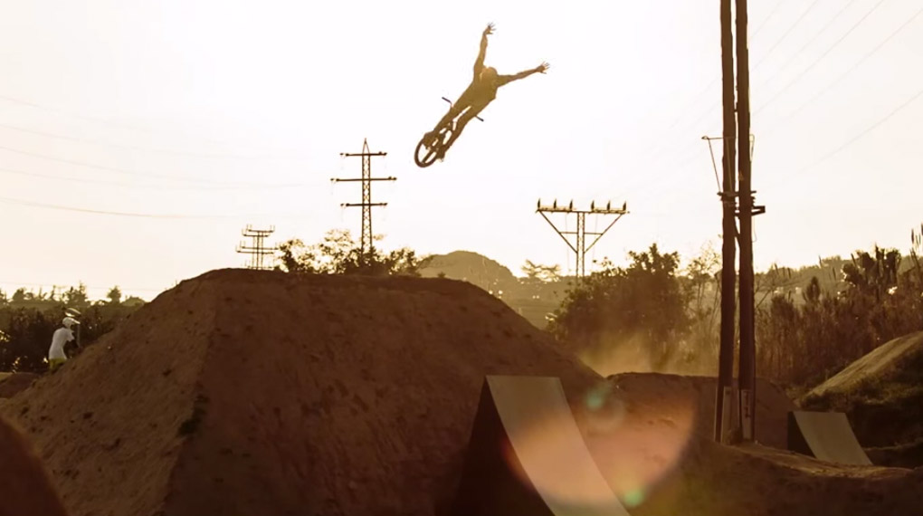 Die polnische Trickmaschine Dawid Godziek ist im Auftrag von Vans nach Barcelona gereist, um dort im La Poma Bike Park dieses Video voller Banger zu filmen.