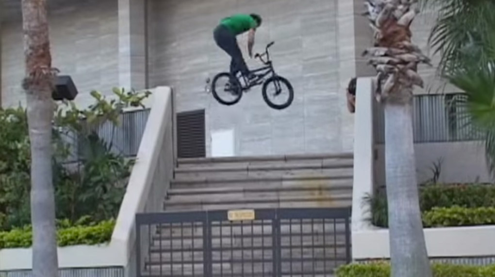 The Deadline Video ist eine der besten BMX-DVDs aller Zeiten. Hier kannst du dir das Intro mit Garrett Reynolds, Ty Morrow und den Rest der Crew angucken.