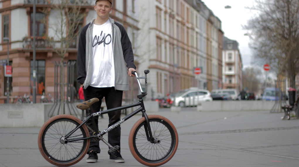 Die Jungs von wethepeople haben Dima Prykhodko neue Teile geschickt, damit er während der Drehabeiten für das Ciao-Mixtape auch bestens ausgestattet ist.