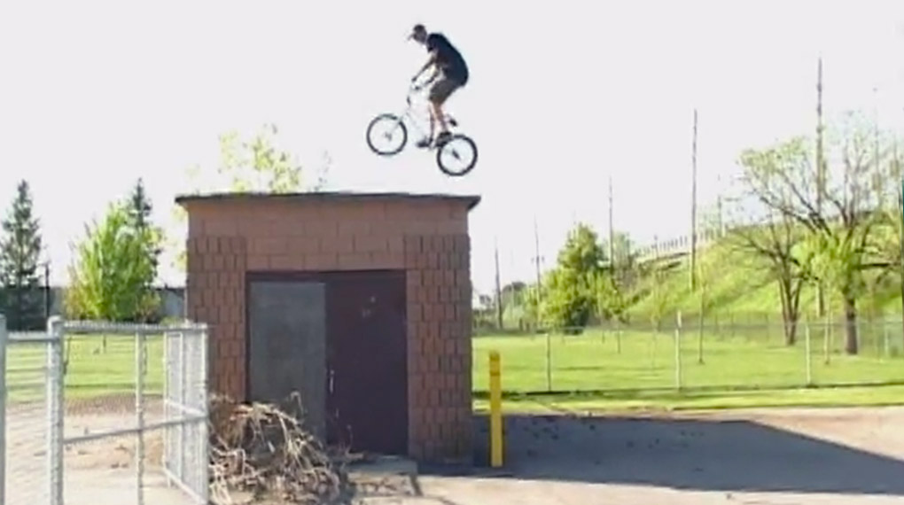 Half Cab aus drei Metern ins Flat? Der kanadische Fiend-Fahrer Eli Taylor rastet in seinem Welcome-Edit für Fiend komplett aus! Hier geht